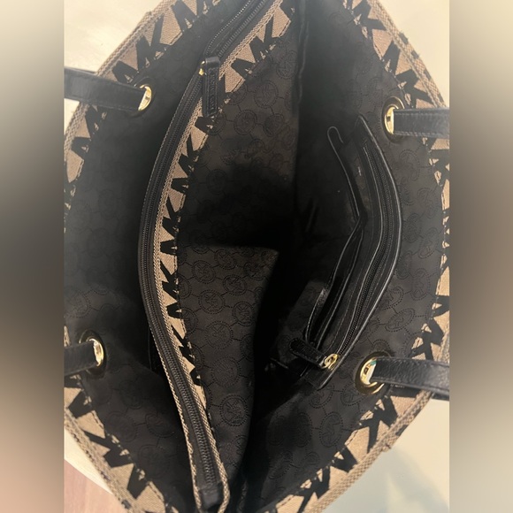 Micheal Kors purse - Picture 4 of 5